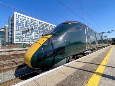Cardiff, Wales - Mart 2022: Cardiff Central tren istasyonunun platformlarından birinde Great Western demiryolu tarafından işletilen 800. sınıf yüksek hızlı trenin geniş açılı görüntüsü.