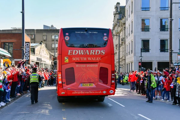 Cardiff, Wales - Mart 2022: Galli rugby takımını taşıyan lüks koç Westgate Caddesi boyunca arabayla stadyuma girdi.
