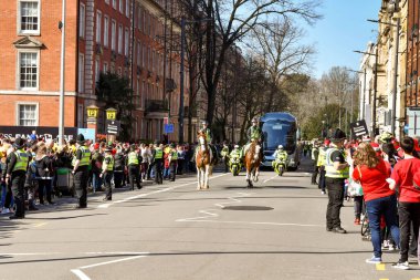 Cardiff, Wales - Mart 2022: Atlı polis memurları ve polis motosikletleri uluslararası reugby maçının olduğu gün İtalyan takım otobüsüne stadyuma kadar eşlik ediyorlar.