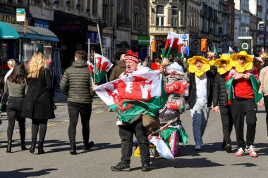 Cardiff, Wales - Mart 2022: Maç günü Cardiff şehir merkezinde Galler bayrakları ve rugby taraftarları satan sokak tüccarı