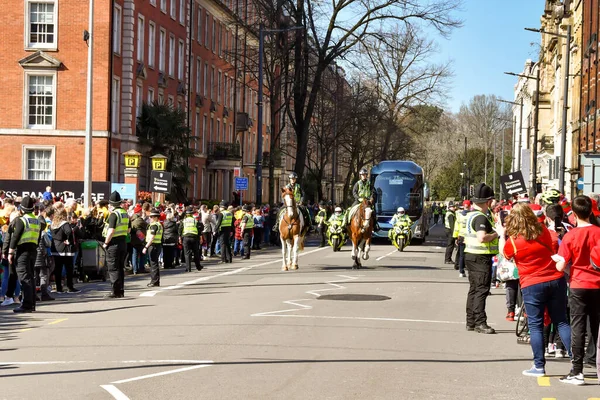 Cardiff, Wales - Mart 2022: Atlı polis memurları ve polis motosikletleri uluslararası reugby maçının olduğu gün İtalyan takım otobüsüne stadyuma kadar eşlik ediyorlar.