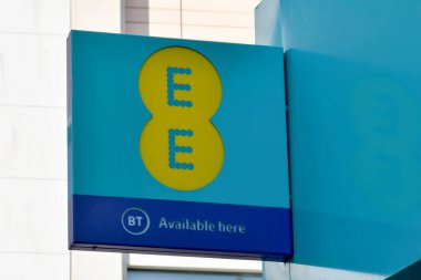 Cardiff, Wales - Mart 2022: EE cep telefonlarının bir şubesinin girişinin üstünü imzalayın
