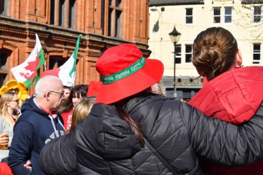 Cardiff, Wales - Mart 2022: Rugby taraftarı, Galler 'in tercümesi Cymru ile birlikte kırmızı güneş şapkası takıyor.