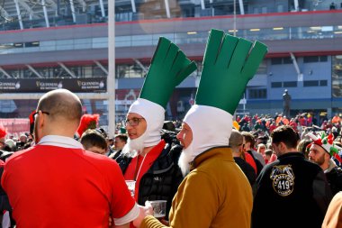 Cardiff, Wales - Mart 2022: İki rugby taraftarı, Galler geleneğinde yer alan pırasa sebze şeklinde şapkalar takıyor