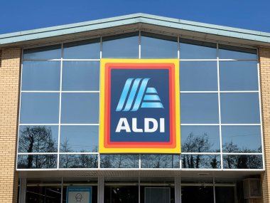 Llantrisant, Wales - Mart 2022: ALDI süpermarket zincirinin bir dalının dış görünümü