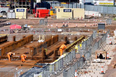 Taffs Well, Wales - Mart 2022: İnşaat işçileri Güney Galler Metro 'sunun yeni tren istasyonunun temellerinde güçlendirilmiş beton için çelik ağ hazırlıyorlar