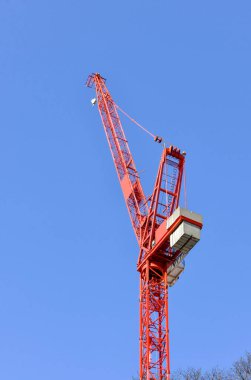 Cardiff, Wales - Mart 2022: Derin mavi gökyüzüne karşı bir inşaat alanında duran kule vinci