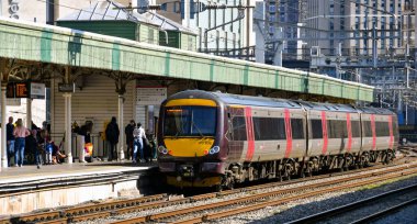 Cardiff, Wales - Mart 2022: Diesel banliyö treni Cardiff Central tren istasyonunda durdu
