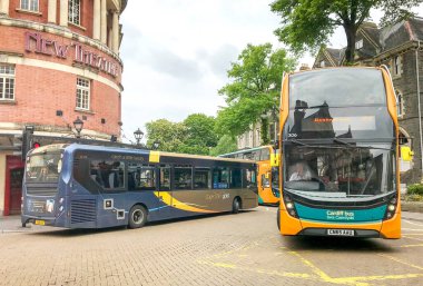 Cardiff, Wales - Mayıs 2018: Cardiff şehir merkezinde Greyfriars Raod 'da birbirlerinin yanından geçen kamu hizmetleri otobüsleri