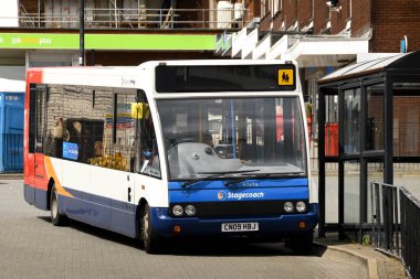 Talbot Green, Llantrisant, Galler - Mayıs 2018: Güney Galler 'deki Talbot Green köyündeki otobüs durağına park edilmiş küçük kamu hizmeti otobüsü. Otobüs posta arabası tarafından işletiliyor..