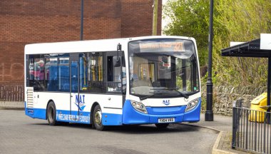 Talbot Green, Llantrisant, Galler - Mayıs 2018: Güney Galler 'deki Talbot Green köyündeki otobüs durağına park edilmiş küçük kamu hizmeti otobüsü. Otobüs NAT Grubu tarafından işletilmektedir..