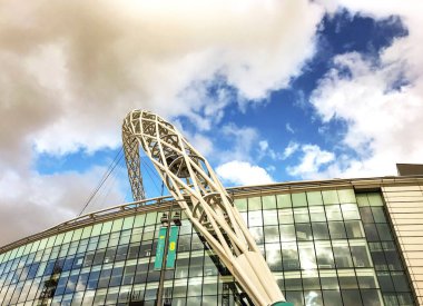 Londra, İngiltere - Haziran 2018: Kuzey Londra 'daki Wembley Stadyumu' nun geniş açılı görüntüsü stadyumu kaplayan ünlü çelik kemeri gösteriyor
