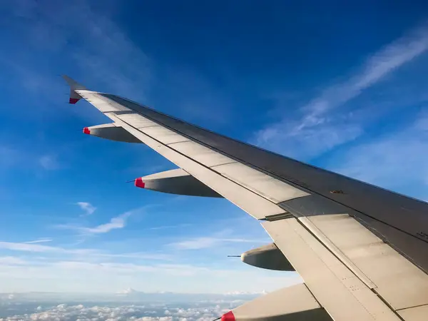 Ala Avión Pasajeros Inclinándose Contra Cielo Medida Que Cambia Dirección —  Fotos de Stock