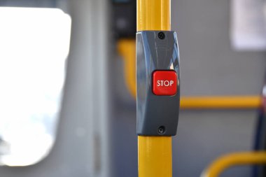 Bir sonraki otobüs durağında durması için şoföre işaret veren bir düğmenin yakın görüntüsü. İnsan yok. Boşluğu kopyala.