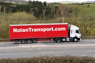 Newport, Wales - Mart 2022: Nolan Taşımacılık tarafından işletilen eklem tırı, yavaş çekimde bulanıklaştırmak için kullanılan çift katlı bir at arabasıyla.