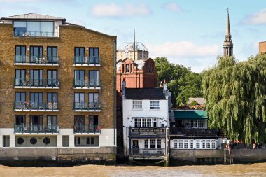 Londra, İngiltere - Ağustos 2021: Merkezi Londra 'da Thames nehrinin kıyısına oyulmuş küçük tarihi bar The Prospect of Whitby.