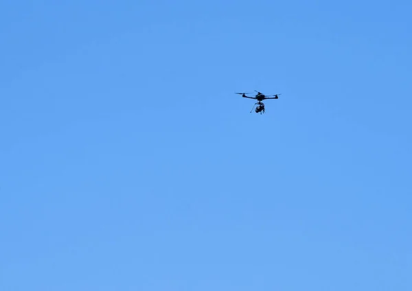 带着监控摄像头的无人机在蓝天上盘旋 没有人 复制空间 — 图库照片