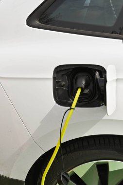 Speyer, Almanya - Nisan 2022: Elektrikli bir arabaya bağlı şarj kablosunun görüntüsü