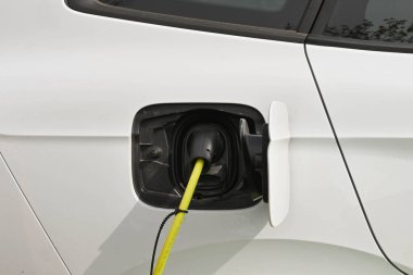 Speyer, Almanya - Nisan 2022: Elektrikli bir arabaya bağlı şarj kablosunun görüntüsü