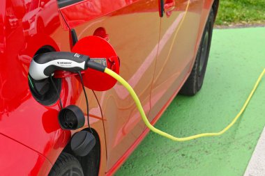 Speyer, Almanya - Nisan 2022: Elektrikli bir arabaya bağlı şarj kablosunun görüntüsü