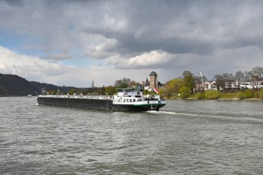 Ren Nehri, Almanya - Nisan 2022: Avrupa 'dan geçen büyük bir su yolu olan Ren Nehri üzerinde sanayi tankeri mavnası taşımacılığı