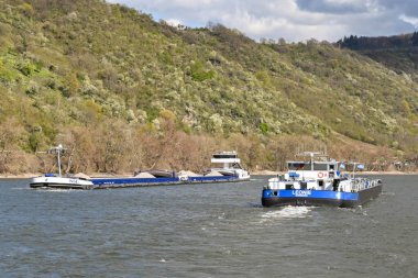 Ren Nehri, Almanya - Nisan 2022: Avrupa 'nın en büyük su yolu olan Ren Nehri' nden geçen sanayi mavnaları