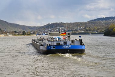 Ren Nehri, Almanya - Nisan 2022: Avrupa 'dan geçen büyük bir su yolu olan Ren Nehri üzerinde yakıt taşıyan endüstriyel bir tanker mavnasının arka görüntüsü