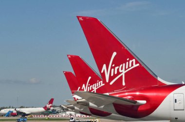 Londra, İngiltere - Nisan 2022: Virgin Atlantic Airways Boeing jetlerinin kuyruk yüzgeçleri terminal binasında.