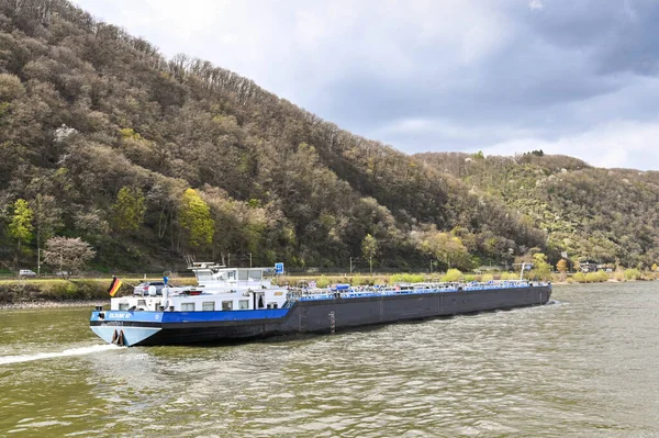 Ren Nehri, Almanya - Nisan 2022: Avrupa 'dan geçen büyük bir su yolu olan Ren Nehri üzerinde sanayi tankeri mavnası taşımacılığı