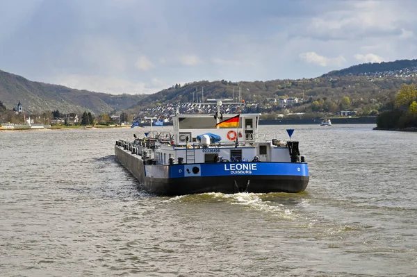 Ren Nehri, Almanya - Nisan 2022: Avrupa 'dan geçen büyük bir su yolu olan Ren Nehri üzerinde yakıt taşıyan endüstriyel bir tanker mavnasının arka görüntüsü