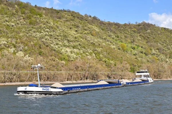 Ren Nehri, Almanya - Nisan 2022: Avrupa 'da büyük bir su yolu olan Ren Nehri üzerinde çakıl taşıyan sanayi mavnası