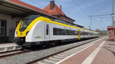 Breisach, Almanya Nisan 2022: Elektrik banliyö treni tren istasyonundan ayrılıyor. Baden-Wurttemburg bölgesinde bulunan Breisach, sınırın sonudur..