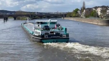 Koblenz, Almanya Nisan 2022: Moselle Nehri üzerinde çakıl taşıyan sanayi mavnası. Kaydırma kapakları malzemelerin ıslanmasını engeller.