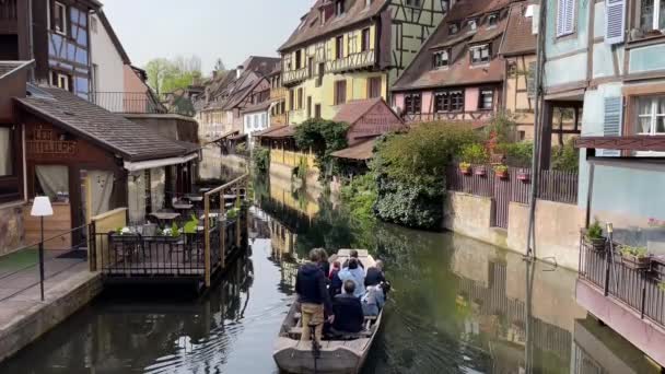 Colmar Francie Duben 2022 Návštěvníci Města Vezou Jednom Jeho Kanálů — Stock video