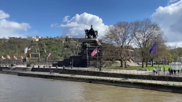 Koblenz Γερμανία Απρίλιος 2022 Σκηνική Άποψη Που Περνά Από Άγαλμα — Αρχείο Βίντεο