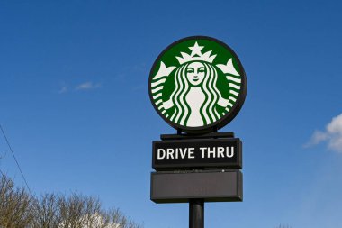 Swindon, İngiltere - Nisan 2022: M4 otoyolundaki Membury benzin istasyonunda Starbucks kahvesinin bir şubesinin reklamını yapan uzun tabela. Kimse yok..