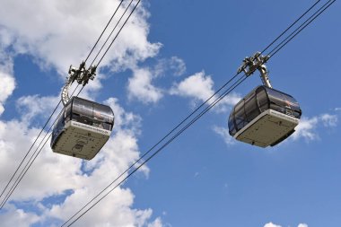 Koblenz, Almanya - Nisan 2022: Ren Nehri üzerindeki bir tepenin üzerindeki Ehrenbreitstein Kalesi 'ne ziyaretçi alan kablo araçlar.