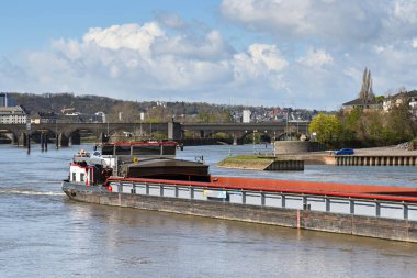 Koblenz, Almanya - Nisan 2022: Moselle Nehri üzerinden sanayi mavnası geçiyor.