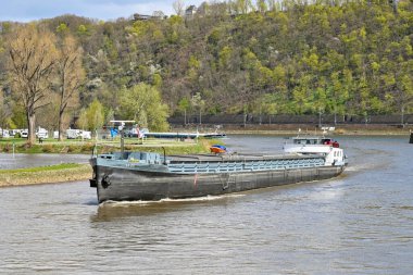 Koblenz, Almanya - Nisan 2022: Ren Nehri 'nden ayrıldıktan sonra Moselle Nehri üzerinde sanayi mavnası.