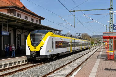 Breisach, Almanya - Nisan 2022: Breisach tren istasyonuna gelen modern elektrik banliyö treni.