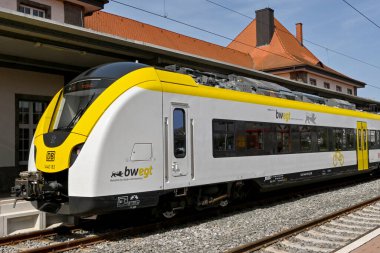 Breisach, Almanya - Nisan 2022: Breisach tren istasyonunun bir platformunda tren, hattın son durağı.