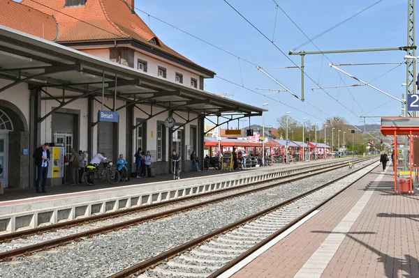 Breisach April 2022 Fahrgäste Warten Bahnsteig Des Breisacher Bahnhofs Auf — Stockfoto