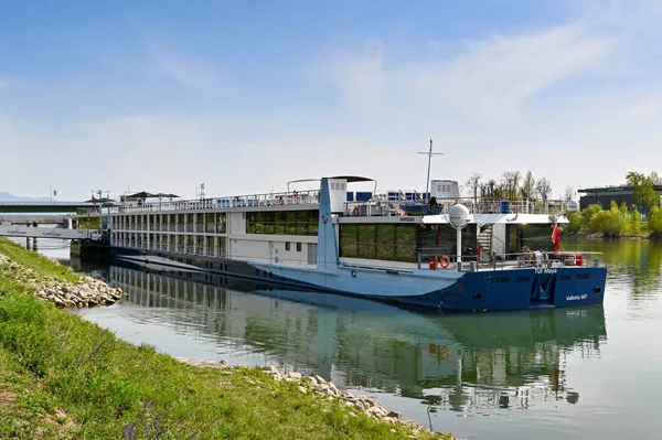 Breisach Tyskland April 2022 Flodkryssningsbåt Förtöjd Nära Centrum Fartyget Drivs — Stockfoto