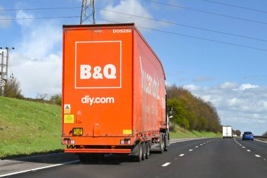 Bristol, İngiltere - Nisan 2022: M4 otoyolunda B & Q tarafından işletilen eklemli bir dağıtım kamyonunun arka görüntüsü