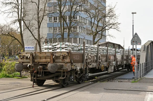 Basel Schweiz April 2022 Eisenbahner Beobachten Das Ende Eines Zuges — Stockfoto