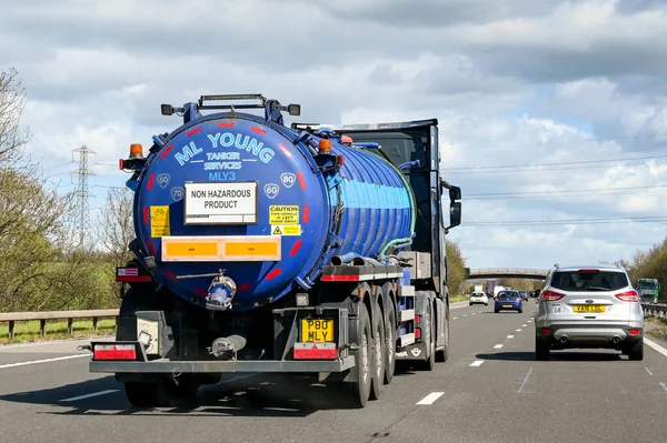 Swindon Inglaterra Abril 2022 Vista Trasera Camión Cisterna Articulado Autopista — Foto de Stock