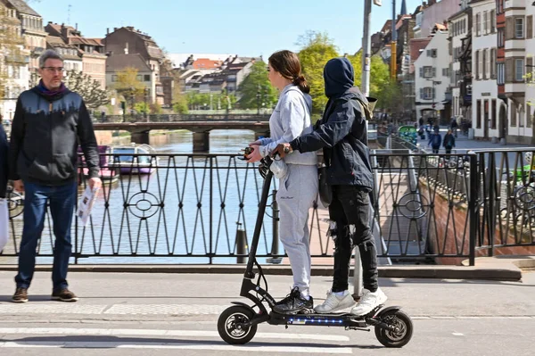 Estrasburgo Francia Abril 2022 Dos Personas Viajando Scooter Eléctrico Sobre — Foto de Stock