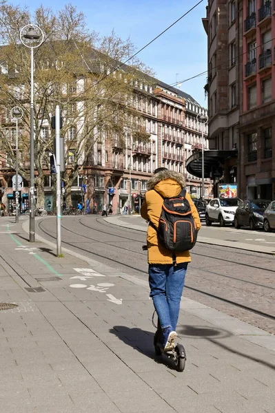 Straßburg Frankreich April 2022 Eine Person Fährt Mit Einem Elektroroller — Stockfoto