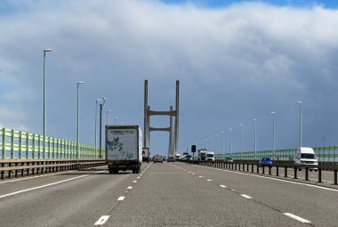 Chepstow, Wales - Nisan 2022: İkinci Severn Geçidi 'nde trafik vardı, şu anda Galler Prensi köprüsü olarak biliniyor.