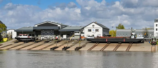 Koblenz, Almanya - Nisan 2022: Moselle Nehri 'nin kıyısından geçen bir tersanenin panoramik manzarası, tekne ve kayma yolu